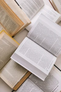 Libro de artista con diseño experimental y conceptual